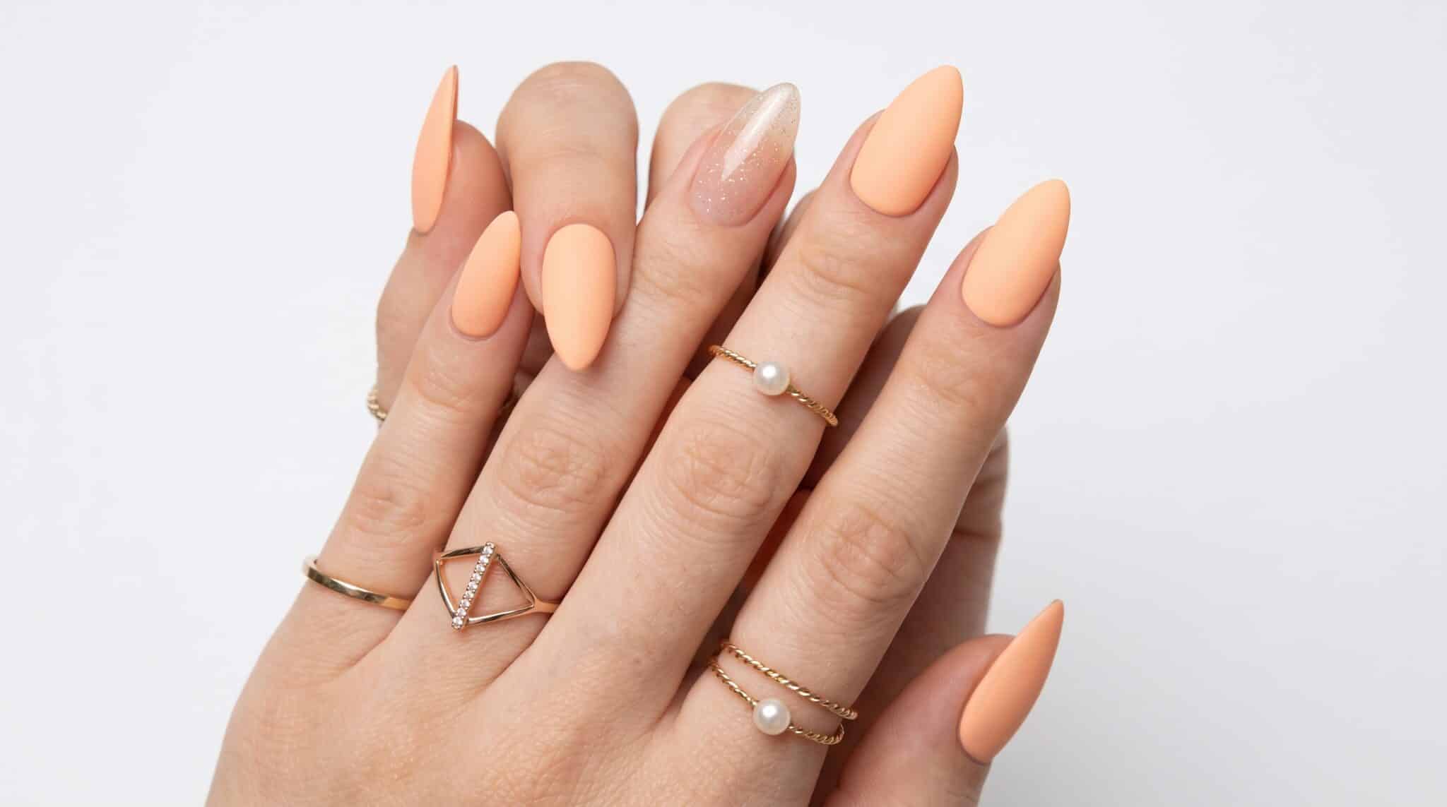 Natural peach summer nails with a glossy warm-toned finish