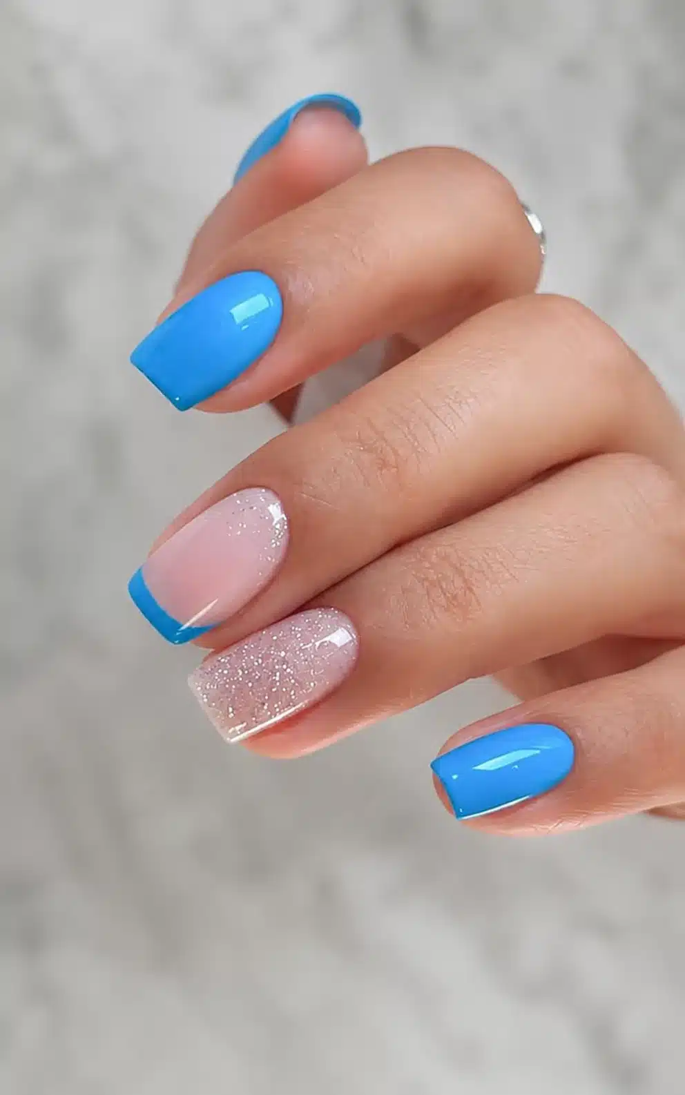 Alternating blue and pink summer nails