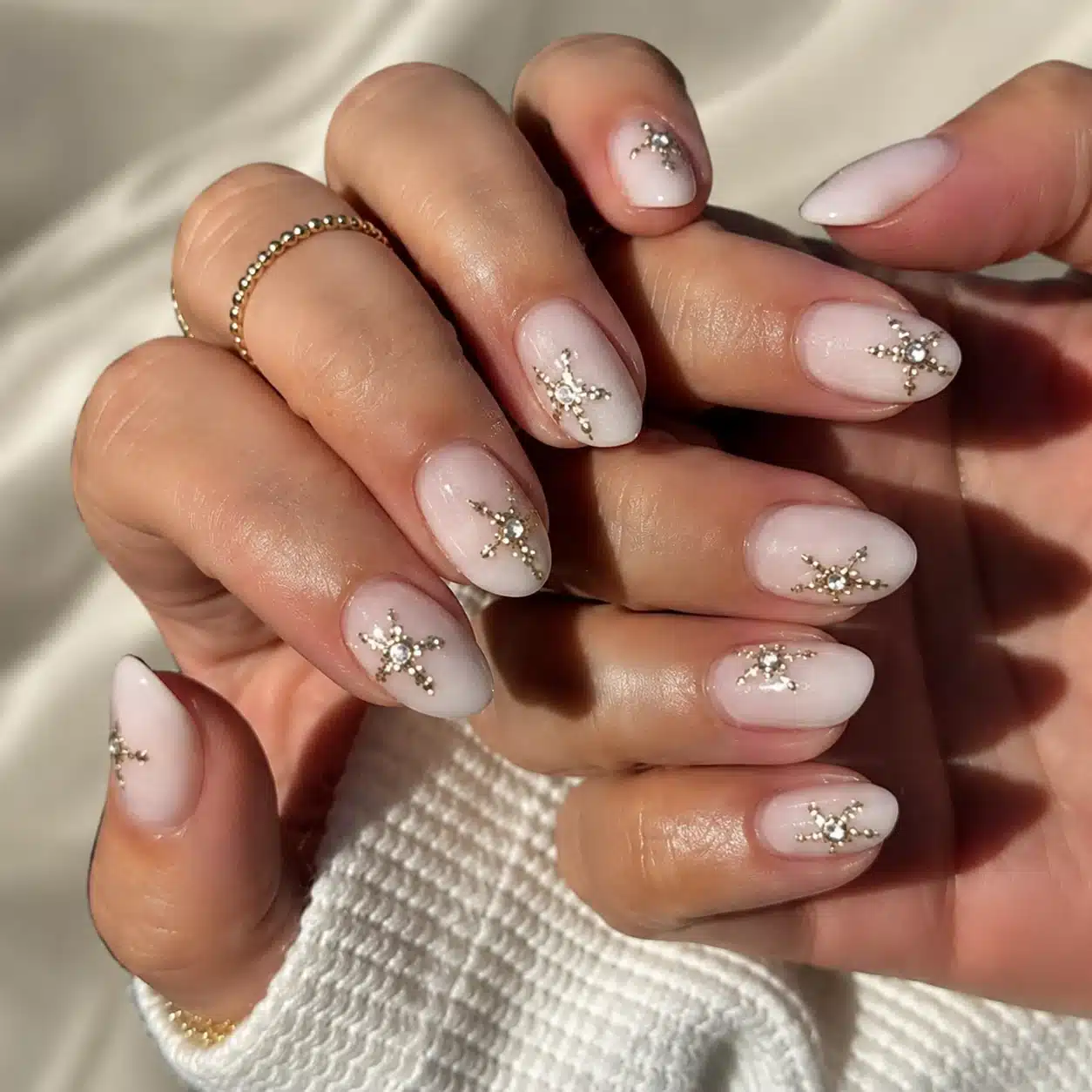 Simple daisy summer nail design