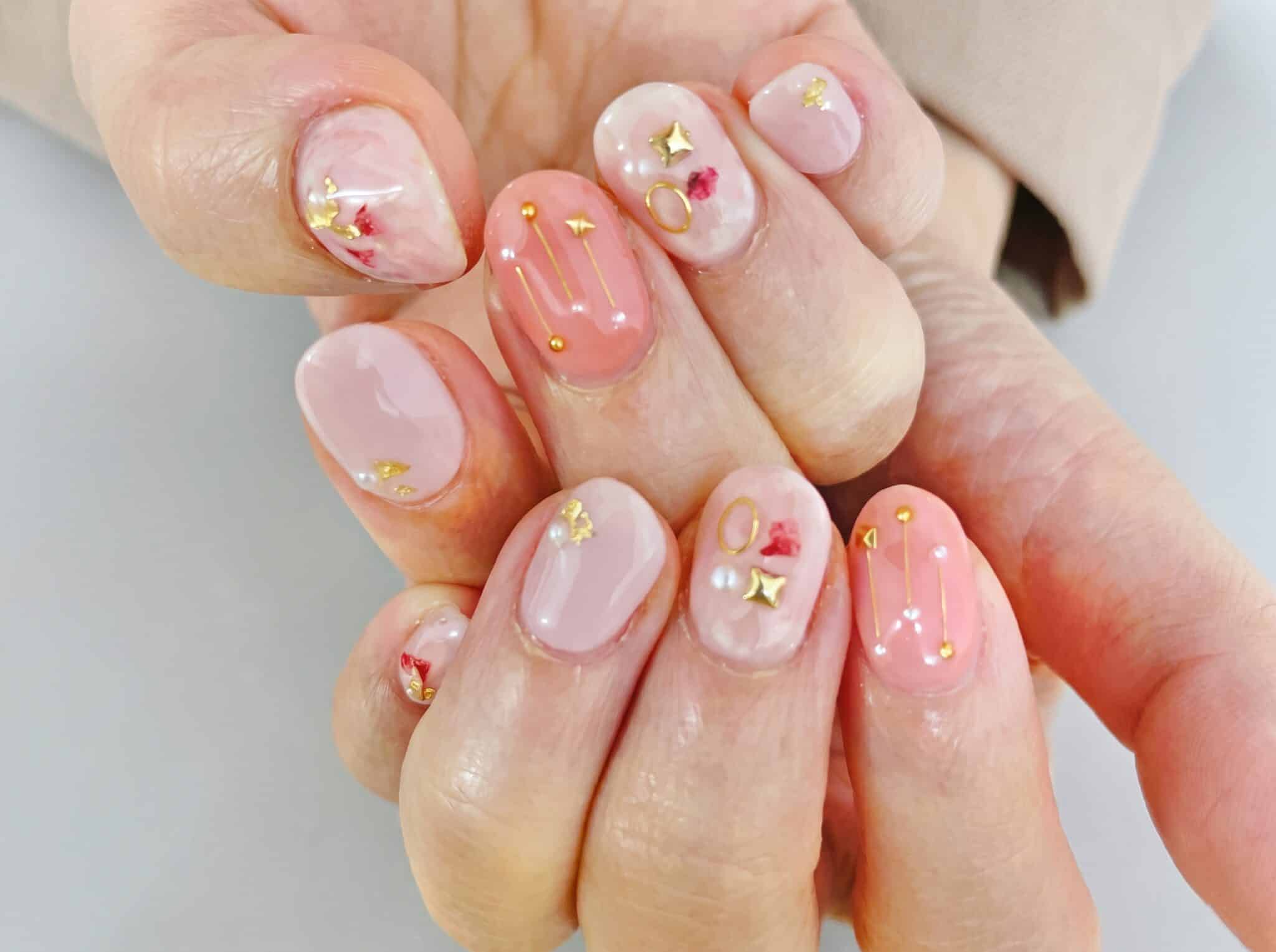 argyle back to school nails with preppy plaid manicure and glossy finish