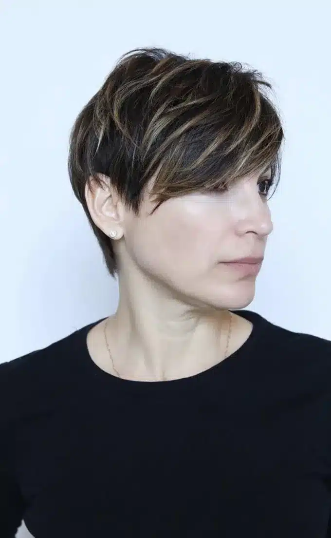 35 Short Brown Hairstyles You'll Be Seeing Everywhere 19 Sideswept Crop