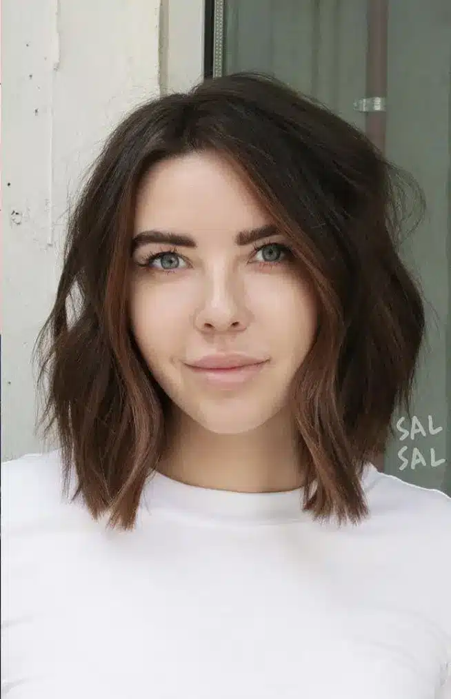 35 Short Brown Hairstyles You'll Be Seeing Everywhere 24 Collarbone Lob