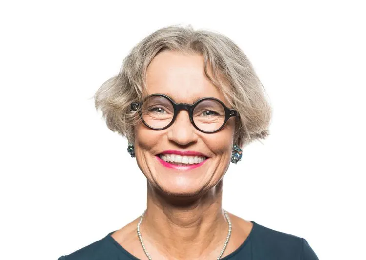 Woman with gray hair short bob among the 34 Short Bob Hairstyles That Never Go Out Of Style