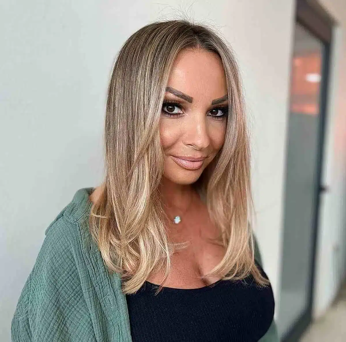 50 Low-Maintenance Medium-Length Haircuts for Busy Women 25 Sleek Low-Maintenance Blonde Medium-Length Thin Hairstyle
